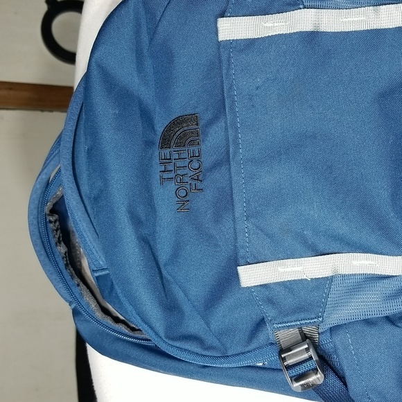 The north face Women's pivoter 22L backpack - Picture 3 of 14